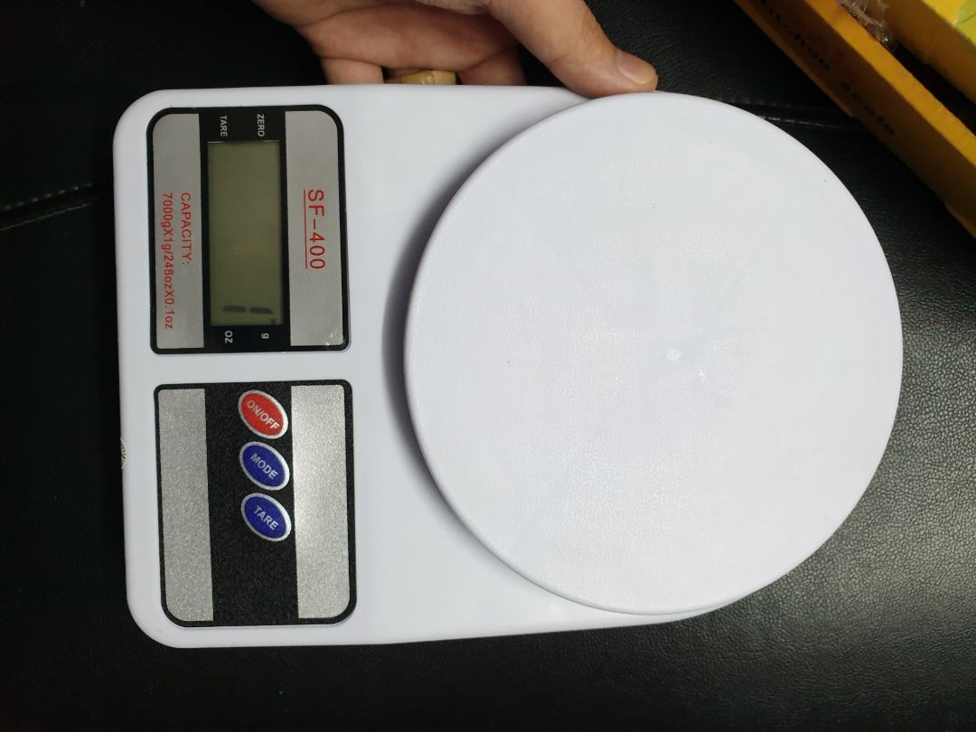 Mình đặt sản phẩm cân SF-400, 7Kg bên nhà cung cấp Tiện ích 1708 thì sản phẩm giao đúng hẹn nhanh chóng, không bị cấn móp hay va đập, có bao gồm 2 cục pin AA như trên hình. Do cân bằng nhựa, hơi nhẹ, nút bấm cũng tạm thì vừa với số tiền bỏ ra. Cân cân khá chính xác, kích thước hơi to nhìn thô nhưng phù hợp cho những ai cần cân thực phẩm ăn uống luyện tập.