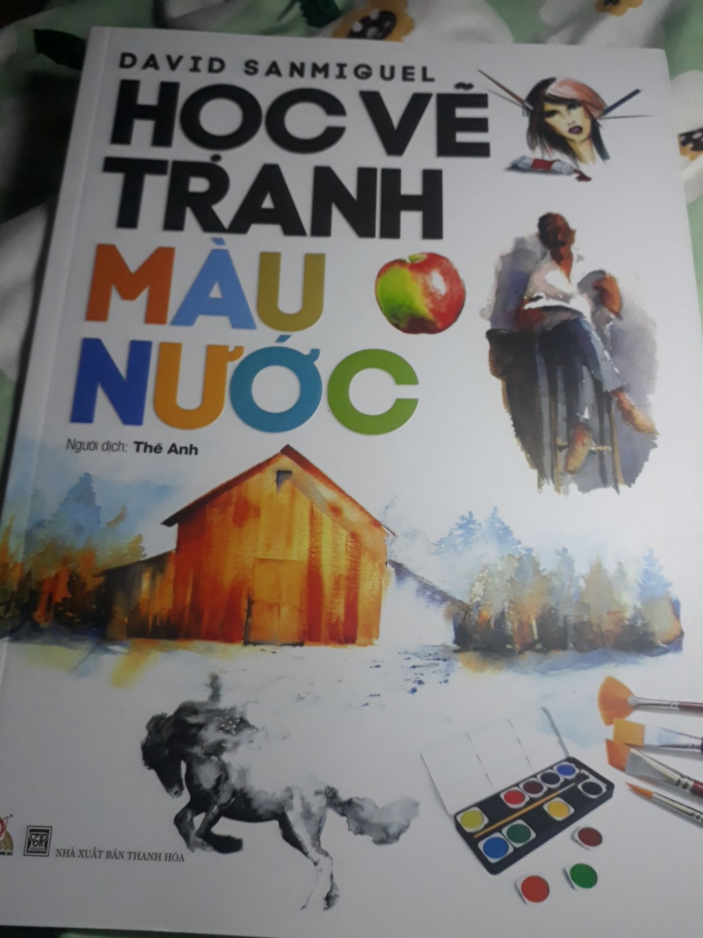 Một cuốn sách hữu ích cho các bạn mới bắt đầu nhập môn màu nước.
Không chỉ là cách vẽ, mà còn là rất nhiều những kiến thức chi tiết thú vị xung quanh màu nước.
Sách màu, in trên giấy bóng, trình bày hấp dẫn. Cầm đc sách trên tay mà thấy hạnh phúc vô cùng.
Nên sở hữu nha các bạn