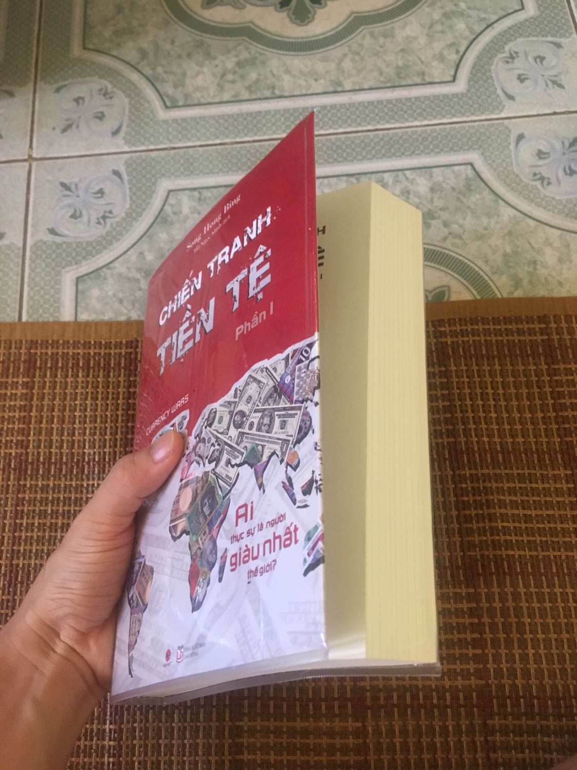 Mình rất hài lòng.

1. Chất lượng của Tiki:

- Tiki trading giao hàng nhanh
- được ưu đãi giá rất nhiều
- chất lượng sách nhận được rất tốt
- Bọc sách bookcare sạch đẹp, cầm sách lên rất ưng.

2. Nội dung sách:

- sách được viết theo lối tường thuật, kể chuyện hoàn toàn từ phía tác giả, ít khi dẫn chứng. Mà vì là lịch sử nên cũng không thể đòi hỏi dẫn chứng được.

- Nên đọc sách này bạn cần một tâm lý mở để đón nhận một góc nhìn hoàn toàn mới về cách thế giới đang vận hành.

- nội dung hay, rất sâu sắc. Hoàn toàn xứng đáng bỏ tiền ra mua đọc.
