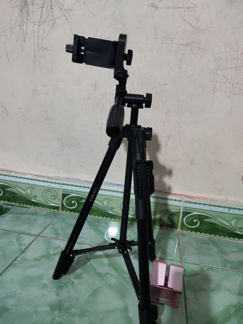 Sản phẩm tốt, đúng mô tả, có vẻ mong manh phải nhẹ nhàng mới với nó. Được tặng thêm miếng đỡ điện thoại, khá thú vị. cảm ơn shop!