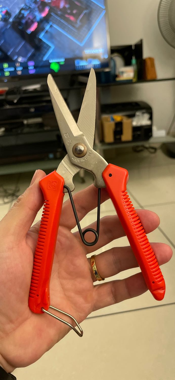 Kéo dùng ổn, phần nhựa hoàn thiện tốt, lưỡi kéo sắc bén, tuy nhiên phần lưỡi kéo hoàn thiện chưa tốt. Giá 194k là cao đối với mình, tầm 100k thì chấp nhận đc