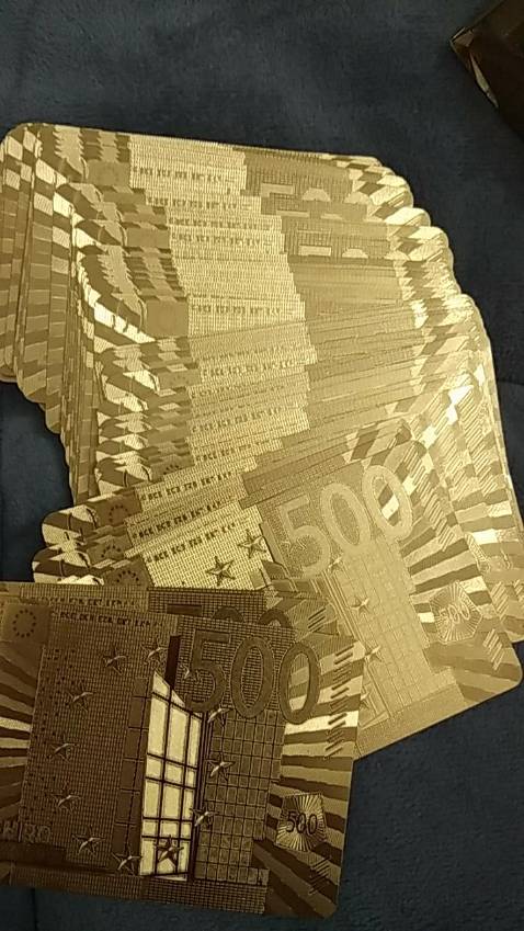 bài chơi rất ổn và đẹp luôn nha mn 😘😘 có điều hộp đựng hơi mỏng và k dùng nhiều lần được 😿 chỉ thế thôi còn chất hơn lá bài siêu thích luôn í ✨✨cầm mà lia thì hơi bị bén luôn í í! nói chung Tết này ngồi xẻ quạt thì sang choảnh phải biết!! Tôi sẽ ủng hộ thêm, nhưng thêm nhiều mẫu nữa thì sẽ ok hơn!