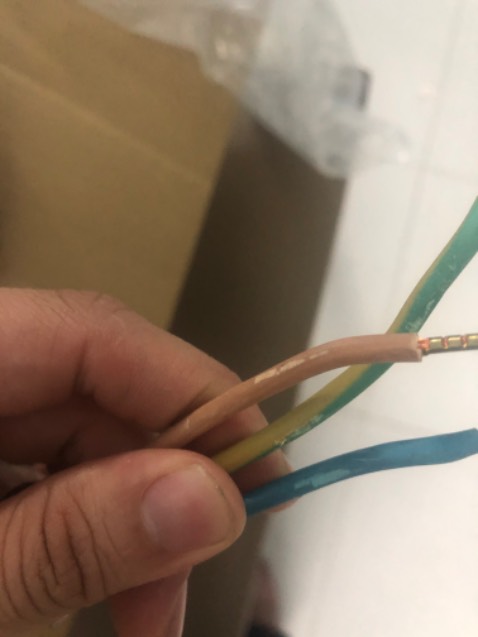 Đề nghị đổi hàng hoạt hoàn tiền về cho mình. Sản phầm mua mới mà rỉ sét và tróc nhựa dây điện và bọc sản phẩm lại nằm ở dưới đấy thùng. Cứ như hàng cũ vậy