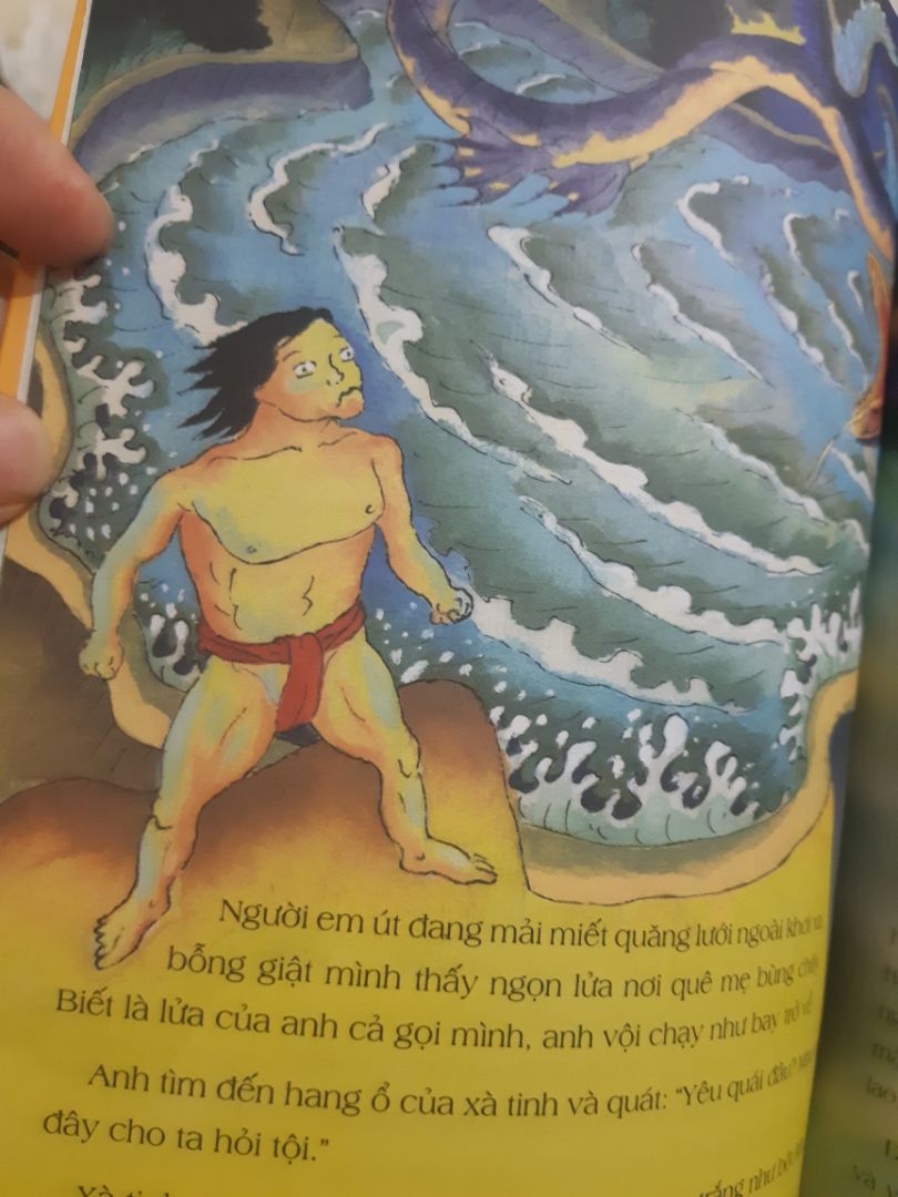 sách chắc hợp với các bạn tuổi tiểu học hơn ạ, vì bé nhà mình 3t nhìn hình minh họa ở sách bé thấy sợ :((