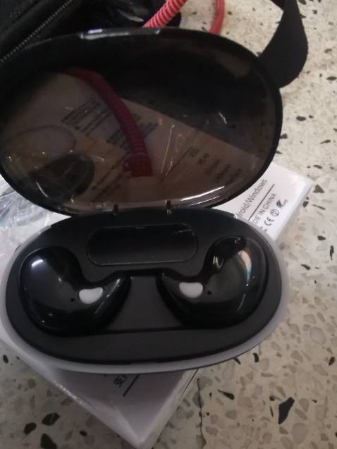 Bật không lên, sạc cả tiếng cũng không lên. Màn hình hiển thị có vết nứt. Tại quên quay quá trình khui hàng nên ko đổi trả đc