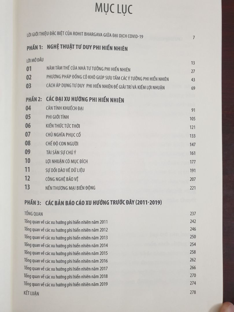 Khi thế giới đang đứng trước những thay đổi mạnh mẽ do tác động của đại dịch Covid-19 thì lối tư duy phi hiển nhiên càng trở thành nhu cầu cấp thiết hơn bao giờ hết. Tác giả là người có nhiều kinh nghiệm trong viết về Xu hướng, bằng trứng rõ nét đây là phiên bản thứ 10 của cuốn sách kể từ năm 2010. Có nghĩa trong mỗi năm tác giả đều có các nhận định khá chính xác về xu hướng trong thời gian tiếp theo. Có thể sự thể hiện, gọi tên đó chưa được rõ nét hoặc chính xác nhưng cũng là thành quả to lớn của tác giả. Thể hiện cái nhìn xa của tác giả về tương lai.