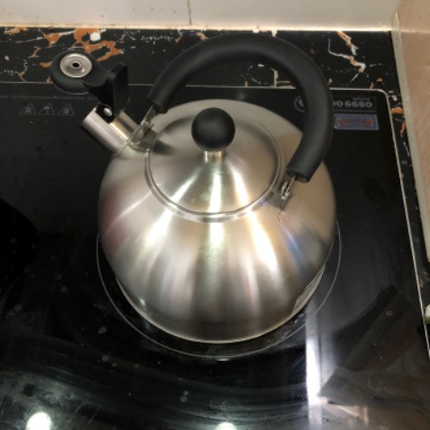 Đáy mỏng và k bám bếp tốt lắm. Lâu sôi.
Ưu điểm là xinh xắn , rẻ, còi ổn, bỏ còi vẫn dùng bt và quai cầm gạt xuống được nên dễ đổ nước và dễ vệ sinh