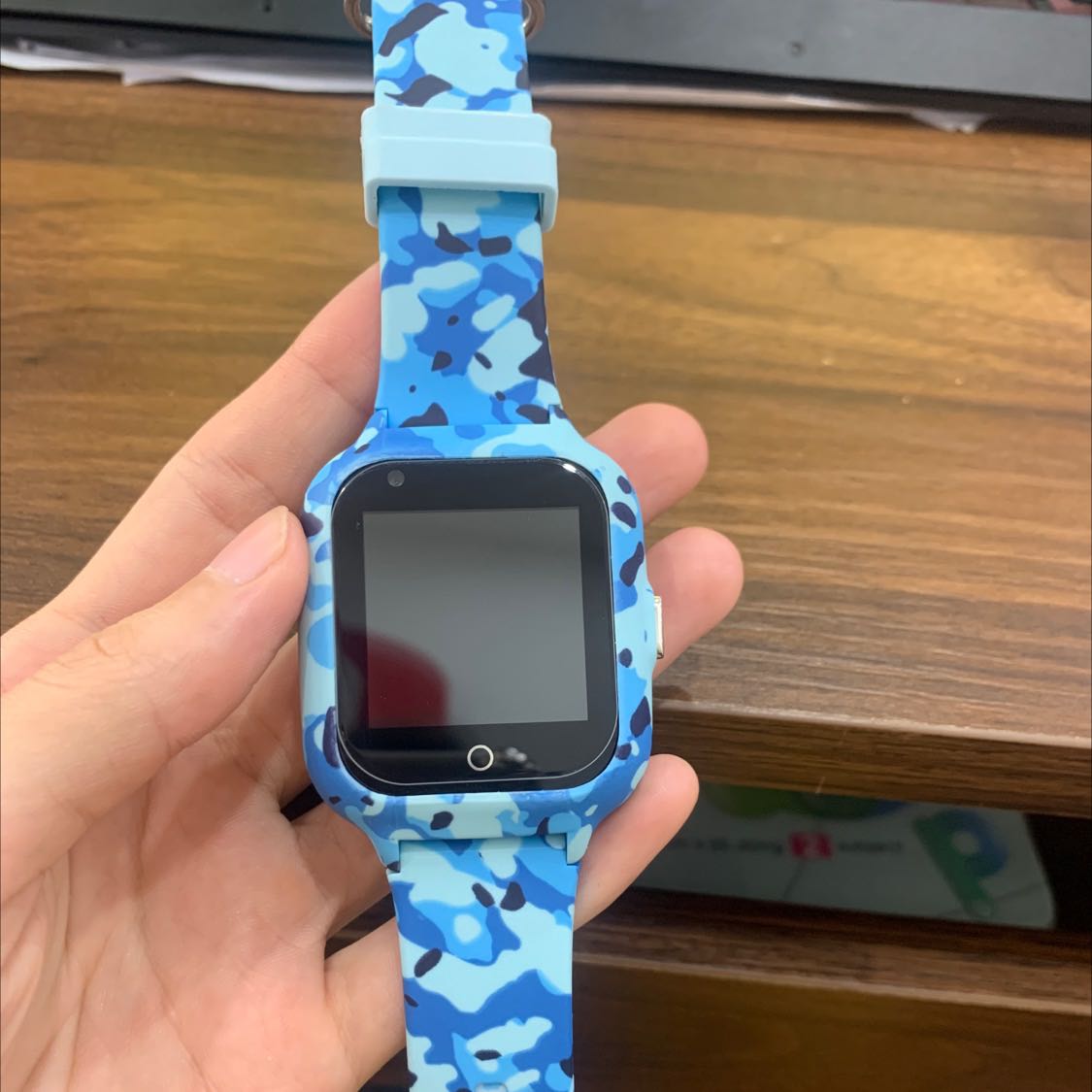 Đồng hồ đóng gói cẩn thận, hình thức đẹp, gọi video sắc nét hơn những mẫu đời cũ