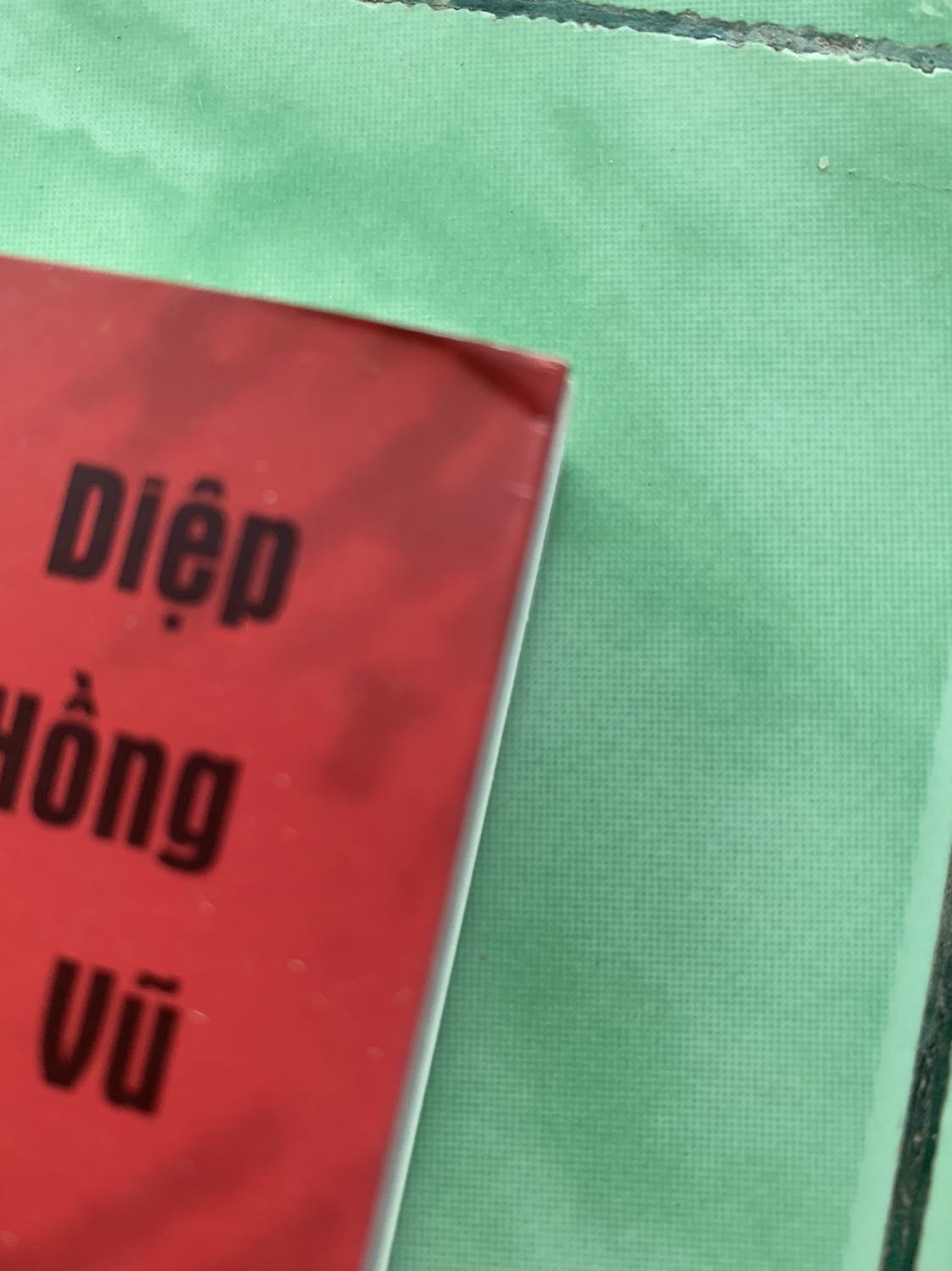 Sách đẹp, to hơn ở trong ảnh nhiều, khi nhận hàng mình cũng khá bất ngờ luôn ấy😅, ở cuối góc bên trái bị hơi móp nhẹ và ở đầu góc bên phải, mặt sách hình như có 1 lớp nhung mỏng hay sao nhưng mình sờ vào cảm giác đã lắm, sách giầy tận 279 trang, mình khá là ưng ấy🥰