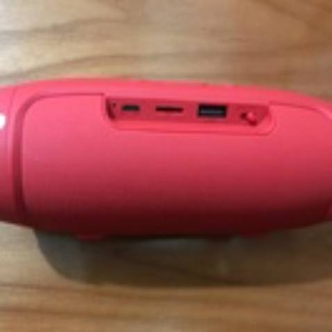 Loa chất lượng rất tốt, chắc chắn kết nối Bluetooth nhann, âm thanh trong và to. Màu sắc bên ngoài đẹp. Mọi người nên mua nhé
