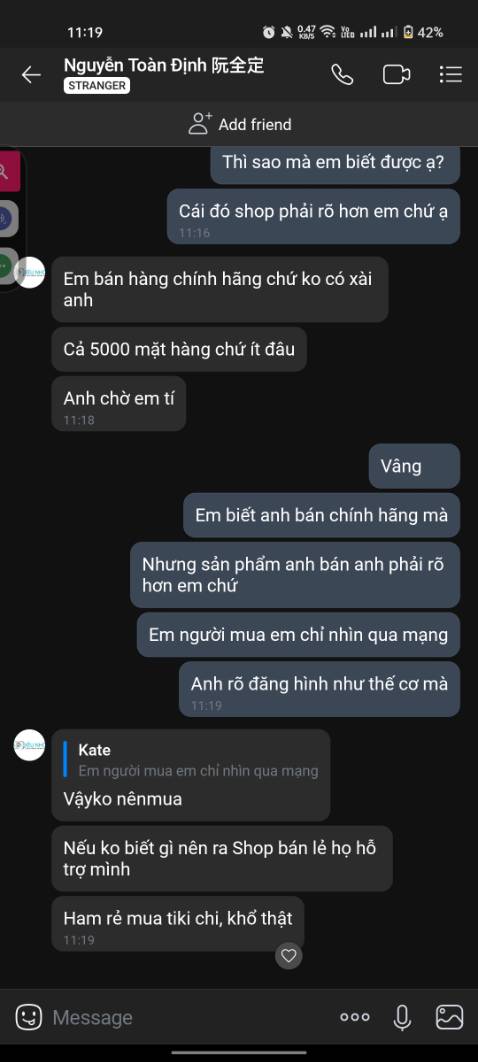 Từ anh bán cho đến anh kĩ thuật, rất thái độ với mình. Anh kĩ thuật mình gọi hỗ trợ mà cứ quát vào mặt mình như mình đi xin của shop vậy. Mình không đổi trả hàng nữa vì mất thời gian. Rất bực vì lần trải nghiệm này khi Tiki chưa quản lý được nhà bán hàng cách chặt chẽ. 

Rõ là mẫu đăng mới lại giao cho mình mẫu cũ, thế mà anh kĩ thuật lại quát thẳng vào mình trong điện thoại. Còn anh chủ shop thì nói chuyện thế đó.