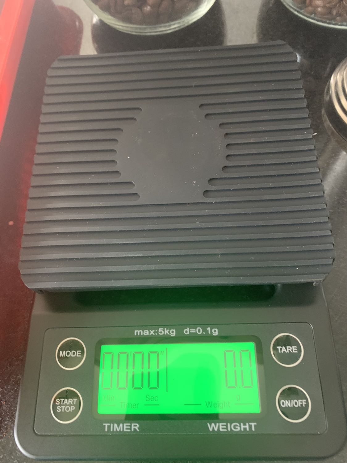 đúng một tháng hàng mới về tới, chờ dài cổ, mà do covid nên thôi mình thông cảm. 
Đóng gói: đẹp, gọn, có chống sốc
phụ kiện đi kèm: 2 viên pin 3A, miếng silicon.
Cân: chế độ hiển thị thời gian, cân trừ bì, quy đổi gram qua ml, cân nhạy, trọng lượng max 5kg
rất hài lòng cho việc dùng nó để định lượng cà phê của mình