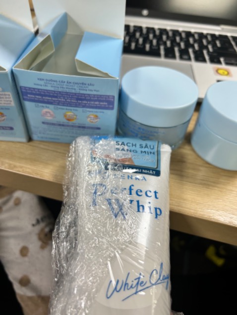 Cấp ẩm tốt, sử dụng đều đặn thấy da mềm mướt hẳn. Được tặng mặt nạ và sữa rứa mặt nhưng hạn sử dụng của sữa ngắn, còn có 9 tháng :)(