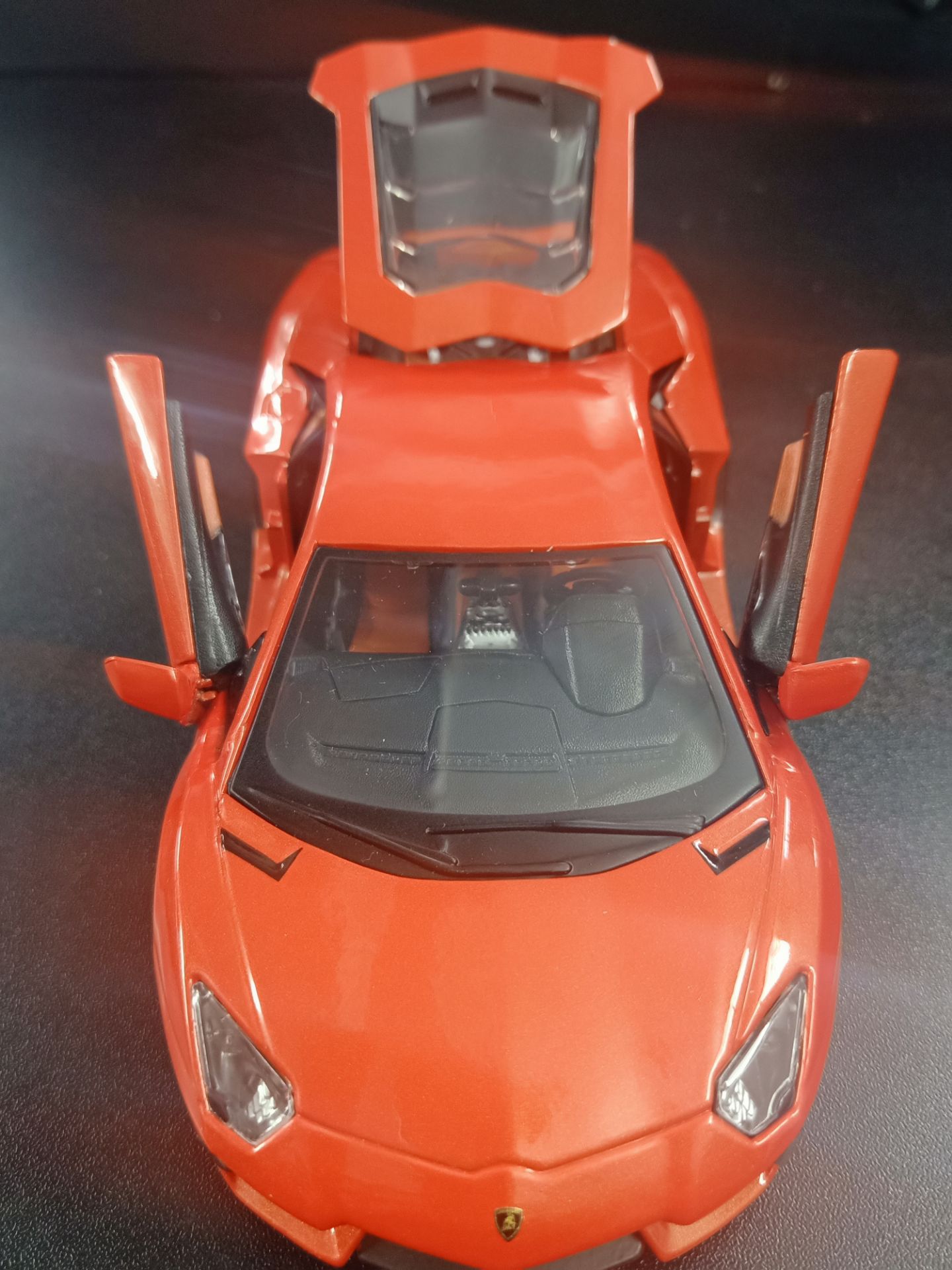 Sản phẩm không mở được nắp capo vì không có đường cắt không giống như ảnh quảng cáo sản phẩm!