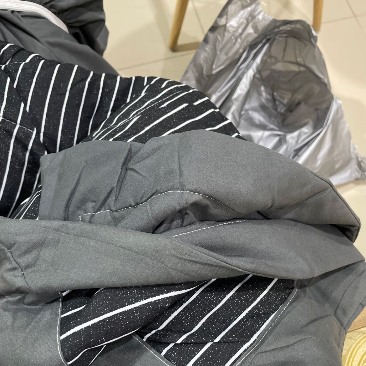 Đóng gói khá hời hợt. 
Chăn dày,
Ga giường trơn xám chứ k sọc theo chăn như mình nghĩ