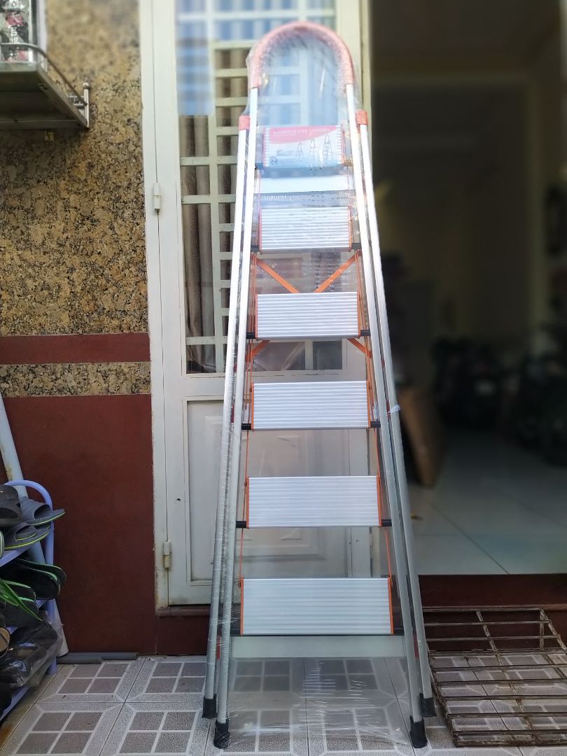 Thang có chất lượng tốt, trọng lượng nhẹ, dễ dàng di chuyển. Shop giao hàng nhanh chóng. Nhân viên giao hàng hoà nhã, lịch sự.