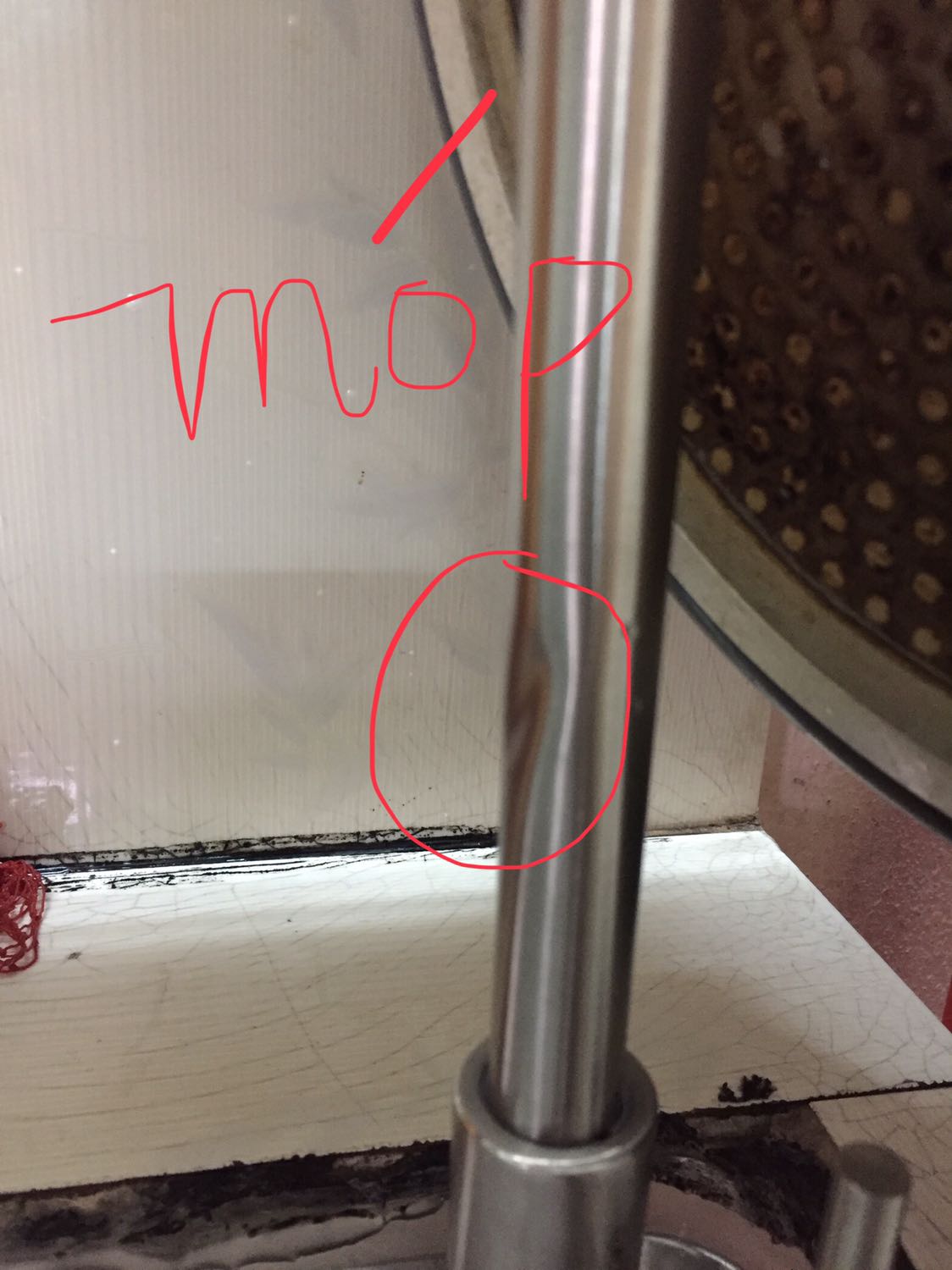 - Về hình dáng, sản phẩm đã nhận giống như quảng cáo. Tuy nhiên có 1 chỗ móp. 
- Về chất lượng lưu lượng nước, lượng nước chảy ra thực tế rất yếu. Có thể đây sản phẩm này bị lỗi ở khâu sản xuất. Nếu vậy chén bát rửa khó sạch, việc rửa mất nhiều thời gian, ảnh hưởng đến sức khỏe,... Phía shop có thể giúp chúng tôi đổi lại sản phẩm khác được không ạ? 
Rất mong nhận được sự giúp đỡ từ TIKI.