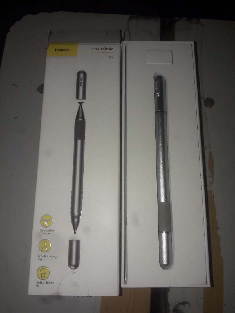 Rất hợp lý, vỏ bút bằng kim loại hợp giá tiền.