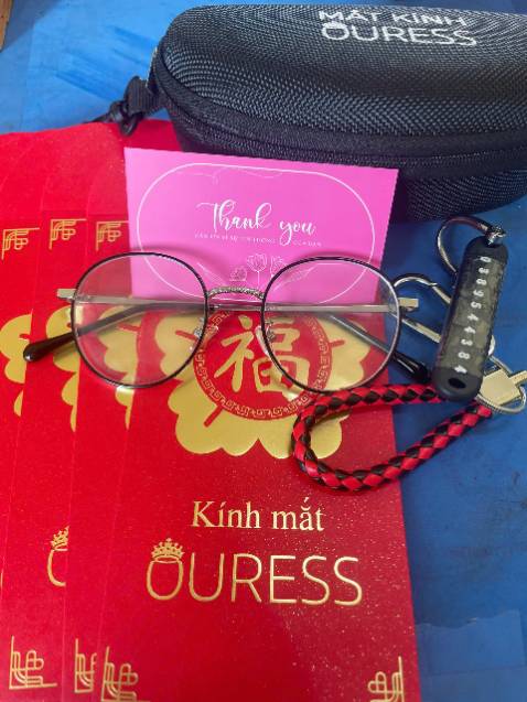 Shop tư vấn rất nhiệt tình và thân thiện Chất lượng kính trên cả tuyệt vời:
Điểm 10 cho sự thân thiện:
Điều khiến mình ấn tượng nhất chính là thái độ của các bạn nhân viên. 
Các bạn tư vấn rất 'có tâm', kiên nhẫn giải thích từng loại tròng kính và hàng chục mẫu gọng. Không hề có cảm giác bị hối thúc hay chèo kéo mua hàng đắt tiền, thực sự rất thoải mái!
 Chất lượng kính trên cả tuyệt vời:
Về phần chuyên môn, mình hoàn toàn yên tâm. Kính được mài lắp sắc nét, thẩm mỹ cao. Tròng kính mình chọn có độ trong suốt cực tốt, đeo vào thấy tầm nhìn sáng hẳn ra, không bị lóa hay mỏi mắt dù mình phải làm việc với máy tính cả ngày. Gọng kính thì chắc chắn, đeo nhẹ tênh và rất êm tai.
Tổng kết:
Một địa chỉ hiếm hoi hội tụ đủ cả: Dịch vụ tận tâm - Kỹ thuật chuyên nghiệp - Sản phẩm chất lượng. Chắc chắn mình sẽ giới thiệu bạn bè và người thân qua đây mỗi khi có nhu cầu về mắt kính!
⭐⭐⭐⭐⭐"🥰🥰🥰 P/s: shop còn tặng cho cả phong bao lì xì và móc khoá xịn xò lắm các bạn ạ....