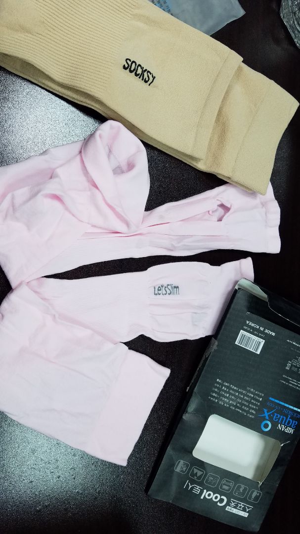 Hok bít phải hàng mới ko, mà dù có hàng tồn kho đi chăng nữa, lúc bán cũng nên xem sp nào bán được hẵn bán. ?
Tiki thì đóng gói cẩn thận, giao hàng dễ thương mà sp thì ?
Găng màu hồng: bao bì đầy bụi, sp thì lấm lem, vải thì mỏng dánh ko thể tả; Găng vàng da: hok bít có xem giới tính KH hok nữa, mình nữ mà đưa găng của nam hay sao í, to đùng, vải xù xì.
 Thiệt là thất vọng tràn trề vì mua 4 cái, nhận 2 cái đầu thấy ok lắm luôn, 2 cái cuối thì ?.