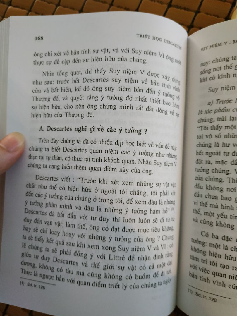 Sách chất lượng ko được tốt cho lắm, tạm được.
Nội dung: Descartes khởi đầu cho triết học thời mới khi ông muốn xây lại toàn bộ từ nền móng do chính mình đặt ra, với phương pháp hoài nghi để tìm ra chân lý số một, hiển nhiên nhất. Triết học Descartes là triết học khởi đầu một loạt những triết học về sau như Kant(triết học siêu nghiệm), Husserl(hiện tượng học)..Một cuốn sách cần để nghiên cứu triết học. Sách chất lượng ko được tốt cho lắm, tạm được.
Nội dung: Descartes khởi đầu cho triết học thời mới khi ông muốn xây lại toàn bộ từ nền móng do chính mình đặt ra, với phương pháp hoài nghi để tìm ra chân lý số một, hiển nhiên nhất. Triết học Descartes là triết học khởi đầu một loạt những triết học về sau như Kant(triết học siêu nghiệm), Husserl(hiện tượng học)..Một cuốn sách cần để nghiên cứu triết học.