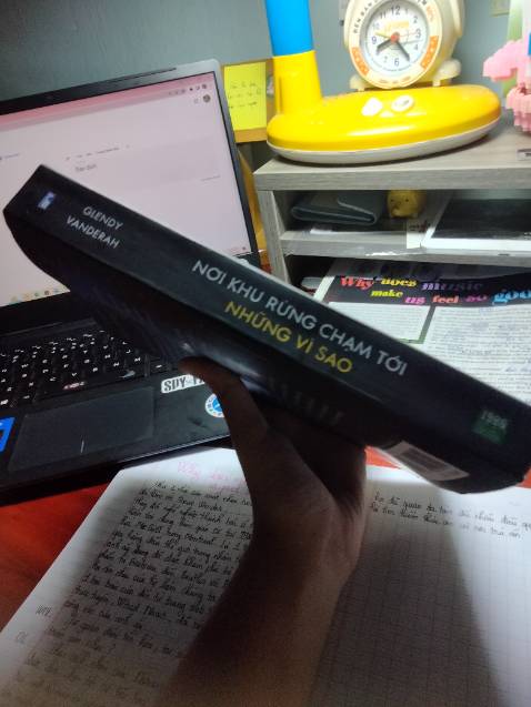 Câu chuyện rất hay, tác giả cho ta nhận thấy con bé là người ngoài hành tinh nhưng rồi gần cuối sách lại mở ra sự thật về con bé nhưng rồi thành mớ bòng bong đọc bị cuốn theo cứ tưởng khoa học viễn tưởng nhưng lại không phải. 3 nhân vật khác là Jo, Gabe và Tabby đều là người tốt giữ Hộ và Gabe là 1 couple nhưng họ rất êm đẹp lúc đầu rồi xảy ra mâu thuẫn rồi lại trở lại thắm thiết, thứ tình cảm lên xuống dập dờn như sóng vỗ vậy nhưng cực kì hay. Jo là cô gái bị mắc ung thư phải cắt bỏ buồng trứng và ngực nhưng điều đó không làm cô nản chí và cô cũng đã tìm đc người yêu cô và yêu cả căn bệnh của cô. Đáng để đọc lắm 9,5/10