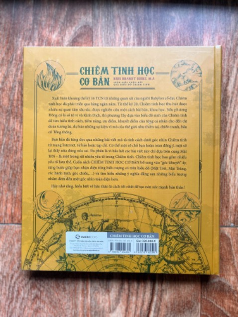 Sách được giao sớm hơn dự kiến và được bọc sẵn qua một lớp nilon nên càng được bảo quản kĩ hơn. Sách có chất lượng giấy tốt, màu đẹp và đúng như những gì mình trải nghiệm ngoài nhà sách. 
Về nội dung, sách cung cấp các kiến thức cơ bản về các chòm sao và cách chúng vận hành cũng như kết hợp để lột tả một cá nhân cụ thể - điều mà chúng ta có thể tự luận nhờ sự giúp đỡ của sách… Rất ổn cho một khuyến mãi để càng thêm ủng hộ Tiki thay vì mua ở nhà sách.