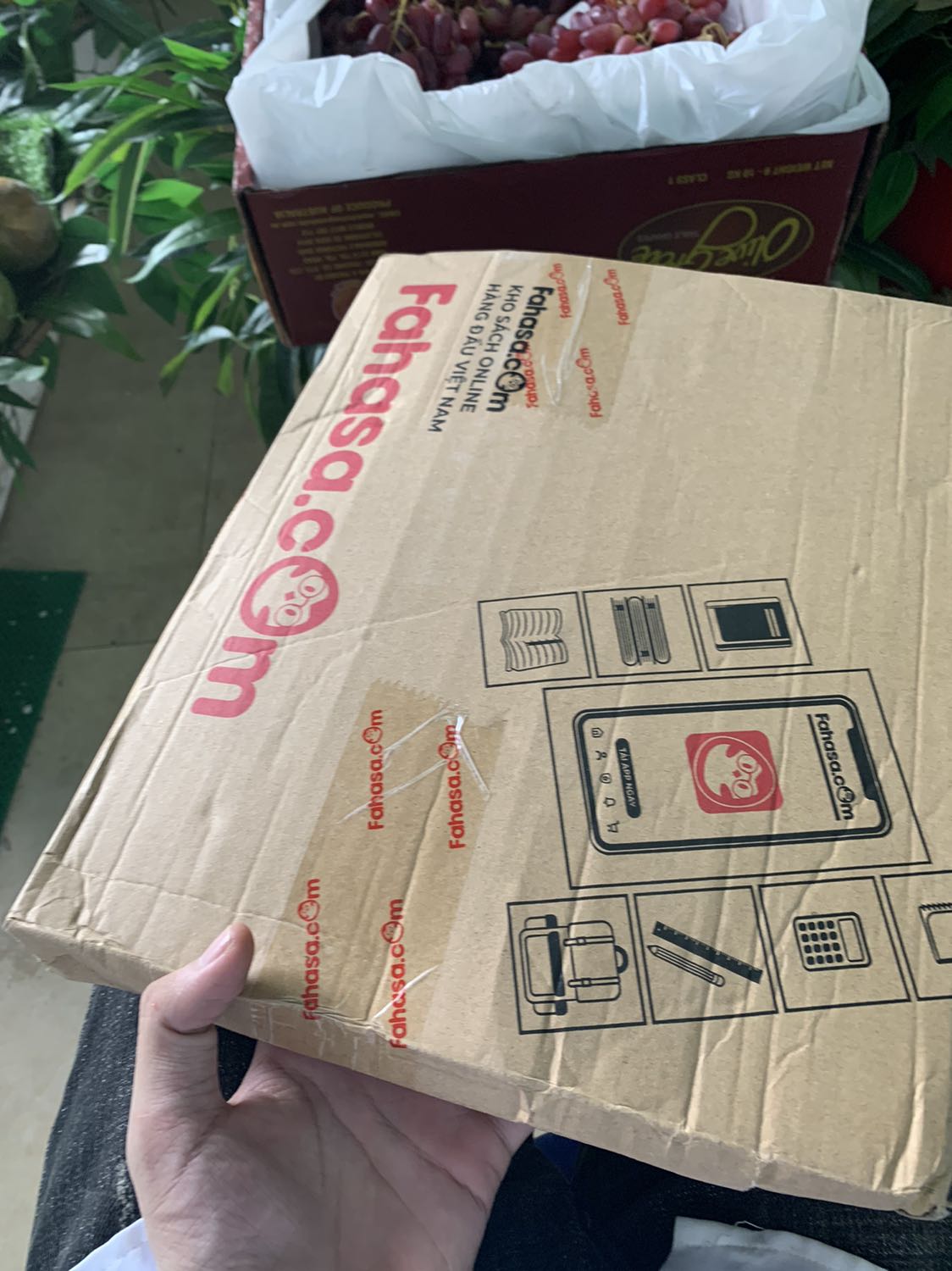 Sách tiki thì ko cần bàn về chất lượng, nhưng lần này mình hơi thất vọng vì bị giao chậm hơn so với dự kiến nhiều mặc dù mình chọn gói giao nhanh, lúc nhận sách thì hộp đựng có hơi bị méo mó. Còn sách vẫn ok như mọi lần ạ