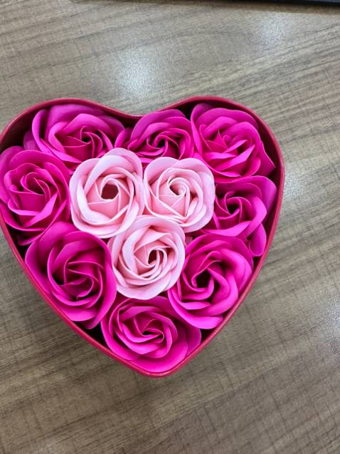 Giao hàng nhanh. Mua tặng bạn nên giao nhanh cũng tiện. Bạn khen đẹp là vui rồi. 
Màu thực tế đẹp hơn trên app á