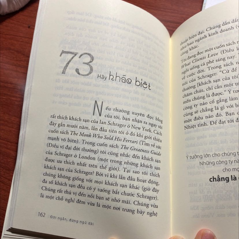 Cuốn sách hơi lang man và cao vút, kiểu mình đã đọc thử các bài học đến 2-3 lần để hiểu được dụng ý của nhà văn, các phần mình thấy đều kết thúc cụt lất, không để lại những cô đọng. Nói chung mình khá thất vọng khi mua cuốn này
