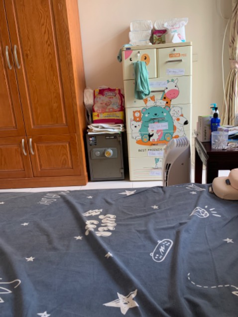 Khăn khá dày dặn, ko bị dính vào nhau nên dễ lấy ra, lau mông bé có vẻ đỡ rát hơn giấy mỏng Khăn khá dày dặn, ko bị dính vào nhau nên dễ lấy ra, lau mông bé có vẻ đỡ rát hơn giấy mỏng