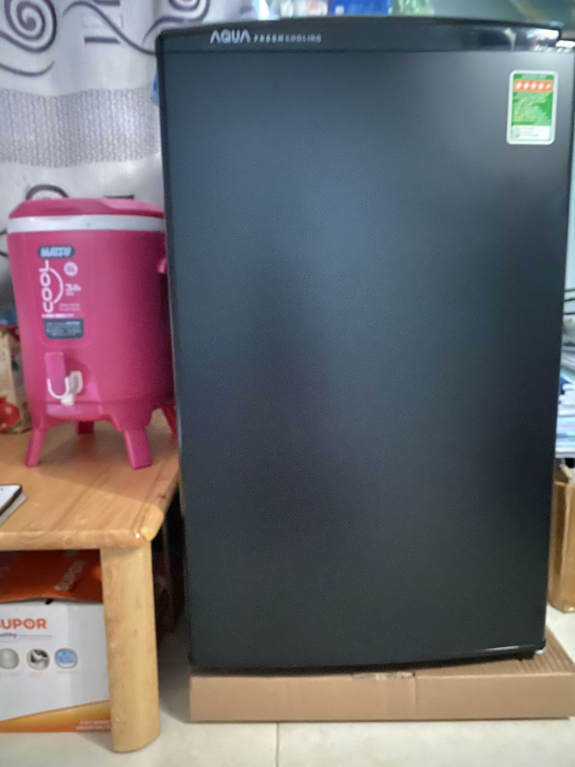 Tủ lạnh đẹp 
Mát 
Ngăn đá không lạnh cho lắm, nên đông đá hỏi kém, nhưng đóng tuyết, chỉ làm mát đc thui 
Đủ để thức ăn cho 1 người