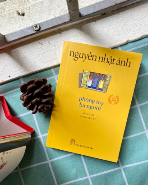 Trong mỗi chúng ta, đều tồn tại một nỗi tự ti, nho nhỏ hoặc lơn lớn, là bên ngoài (ngoại hình, cơ thể) hay bên trong (tư duy, tính cách).
    Nhưng khiếm khuyết đó luôn xứng đáng để được ta nhìn nhận và trân trọng nó, biến nó thành ưu điểm hay chỉ đơn giản là “điều bình thường”.
_
Sách mới được gói nilon. Dạng nhỏ tiện lợi bỏ túi mang theo.