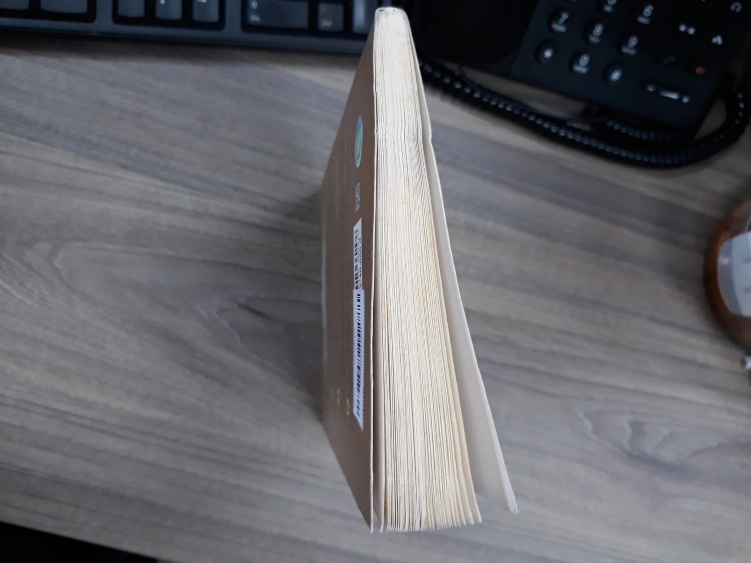 Sách nhận được hơi thất vọng, nhìn cũ như đã qua sử dụng và bị bẩn ở gáy sách, không như sách mới