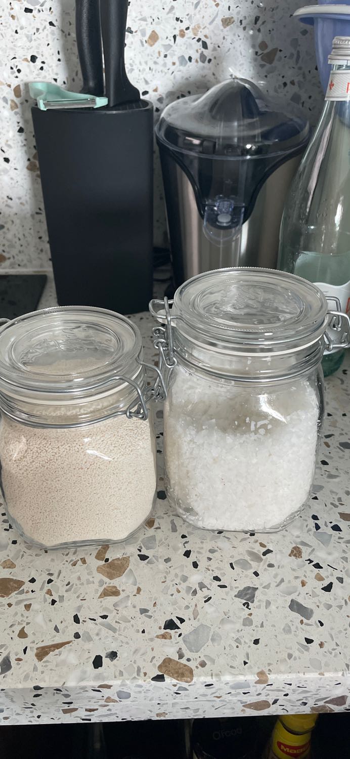 Mua hũ thuỷ tinh kiểu này thì chỉ nên mua của Fido. Chất liệu thuỷ tinh tốt, nắp cài chắc chắn, mở ra đóng lại tiện lợi. Bảo quản gia vị không bị ẩm, kiến không vào được