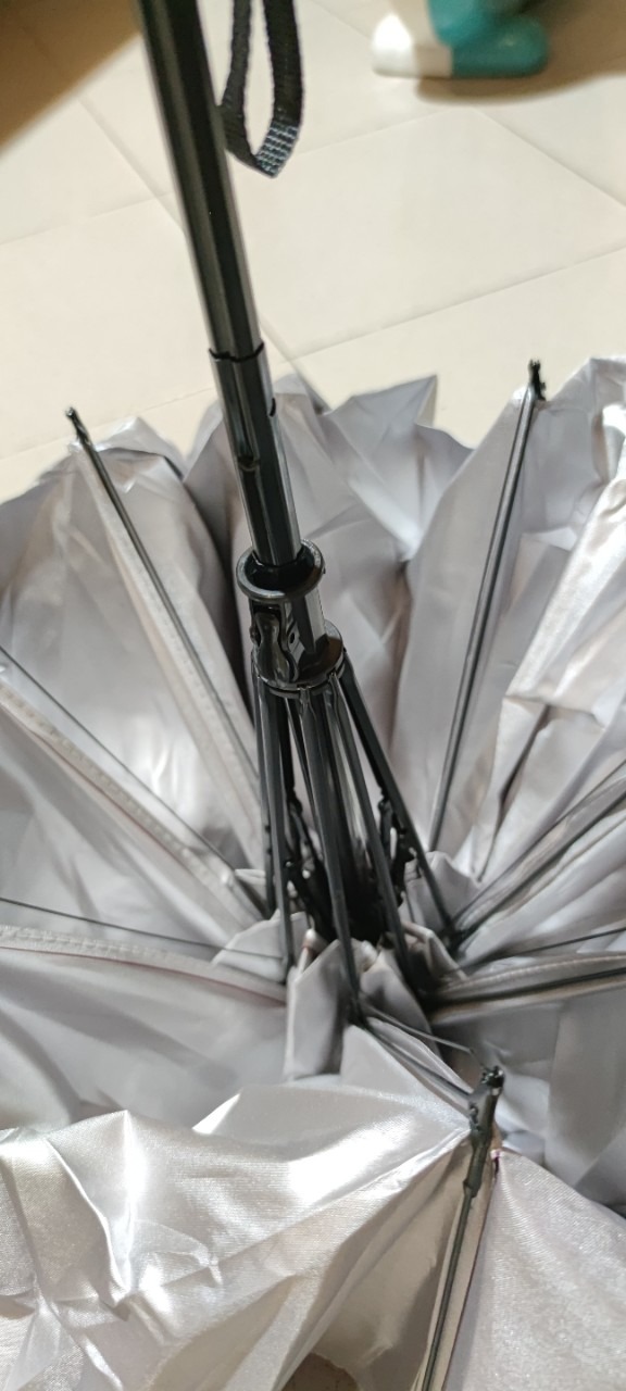 Ô thường không phải tự động. Bấm chỉ cupjlaij như mọi cái ô khác còn không bấm mở được. Đặt mua ô màu xanh Navy thì nhận được ô màu đỏ !!!!! 
Cách bán hàng *** thế này mà vẫn tồn tại ở TIKI được kể cũng lạ ?????