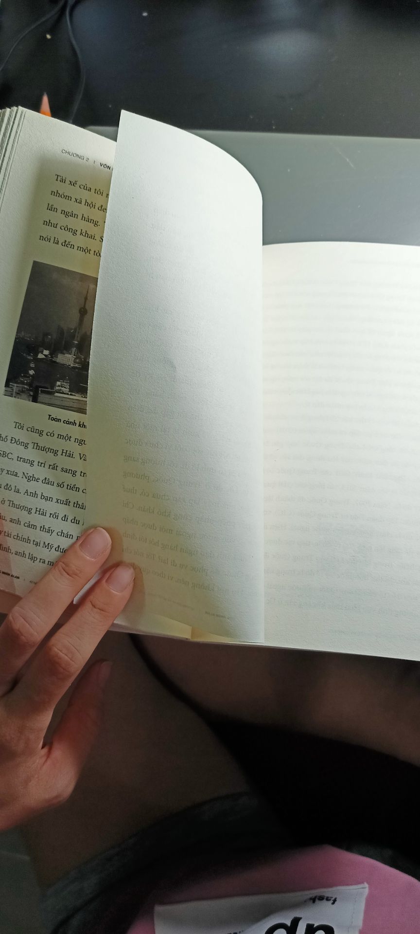 Mình đã nghe về bộ sách di sản Alan này khá lâu, giờ mới có cơ hội mua. Sách đẹp giao hàng siêu nhanh. Nhưng sách có nhiều trang bị mất chữ thế này.