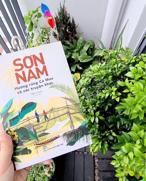 Một tập truyện về miền đất cuối cùng bản đồ Việt Nam trong những năm tháng đất nước còn khó khăn, những câu chuyện về khai hoang, ăn ong, bắt cá sấu được kể bằng giọng văn hào sảng của người Nam Bộ. 
Đọc được niềm tự hào mà cũng nhìn thấy sự đau đáu, xót xa của tác giả cho những câu chuyện, những mảnh đời ở chốn hoang vu, cách trở.