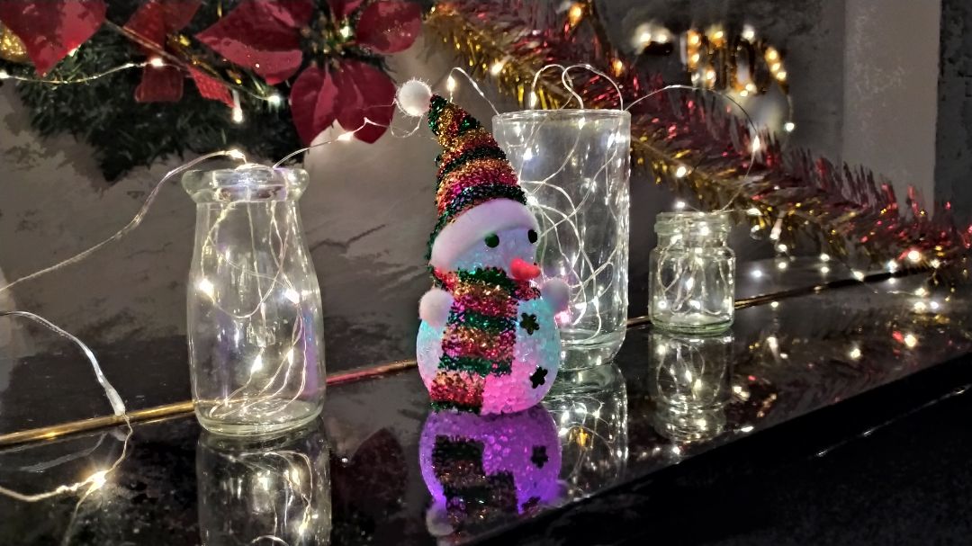 Dây đèn mỏng nên dễ uốn nắn, để trang trí cực kì đẹp luôn. Có 2 chế độ đèn là nhấp nháy và đứng yên. Mình mua bộ đèn vàng gắn pin vào dùng cũng đc 2 tuần rồi mà đèn vẫn còn sáng (hơi yếu đi chút). Có dịp sẽ thử bộ đèn màu xem hehe.