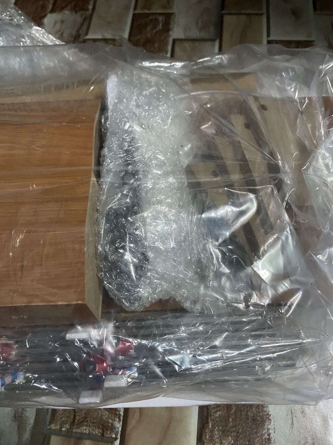 Tiki giao hàng đóng gói cẩn thận! Ốc vít shop cũng cho dư, bàn gỗ ép khá chắc chắn,  nhưng có điều thiếu mất cái tính điểm bên trái :((. tay cầm có chỗ thì khá chặt khí gắn và lắp ốc vào được.
Tổng thể thì okay chơi rất là vui! Nên mua.