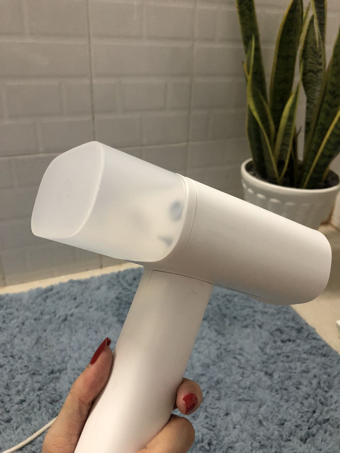 Mua về 3 ngày rồi mình mới có tg thử sp. 
- Ủi Ko thẳng được đồ, chỉ đồ mỏng thì tạm ổn.
- Cảm nhận mình thì công suất thấp chứ ko cao như đã giới thiệu
- Cầm nặng mỗi tay, lượng nước thì ít 
- Mẫu mã thì đẹp nhìn sang, ủi cứ phải lấy ngón tay nhấn giữ mãi thì quá mệt mỏi
- Chui cấm 3 chấu nên cần mua đầu đổi nha