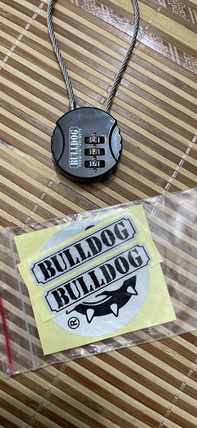 Đánh giá ngoại quan thì mũ có vẻ dày dặn khá ổn, tuy nhiên chốt kính có logo gắn ngược mất thẩm mĩ. Mũ thiếu tem nhãn ngày sx. Tiki giao hàng trễ 2 ngày xin phép trừ 1 sao