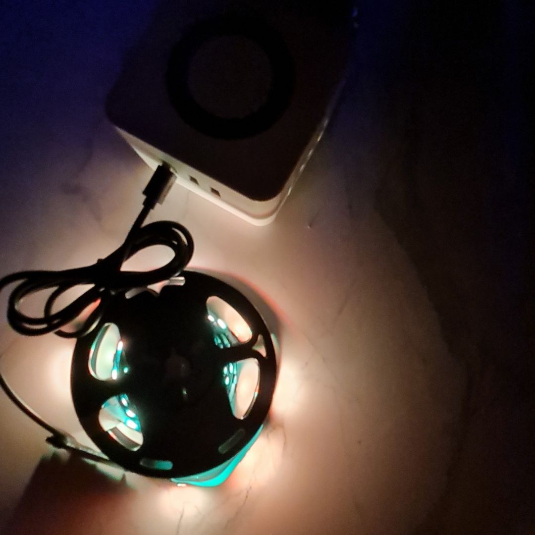 Dây đèn sáng, chọn được nhiều màu. Dây dán chắc. Chỉ cần cắm cuộn dây với bộ diêud khiển đúng chiều âm dương là xong, nếu sai thì đảo ngược lại. Có hướng dẫn sử dụng đi kèm. Nói chung rất hài lòng.