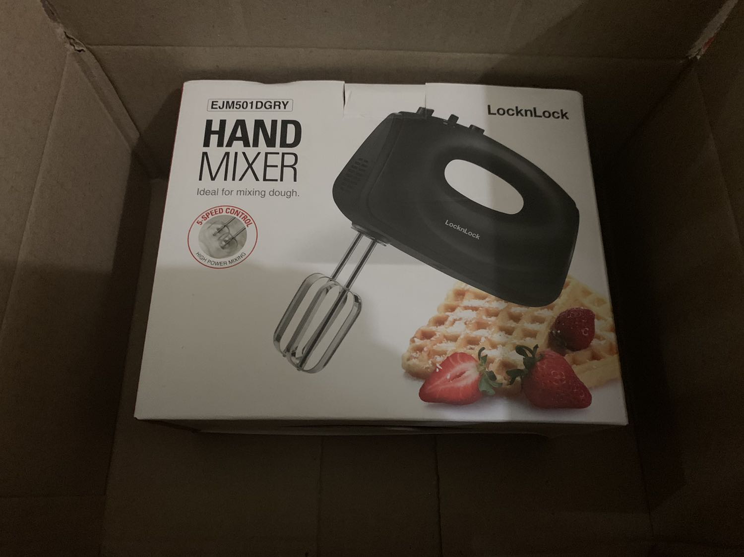 Cảm nhận ban đầu là mọi thứ đều ổn từ khâu đóng gói, giao hàng và kiểm tra sản phẩm. Khui hộp có thân máy, 2 que đánh trứng, 2 que nhào bột, hdsd và phiếu bảo hành. Hiện tại mới chỉ chạy thử thấy ổn