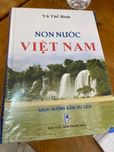 Sách dày mà dùng bìa cứng nên nhìn chắc chắn, giao hàng nhanh, sách gối đầu cho dân du lịch nè