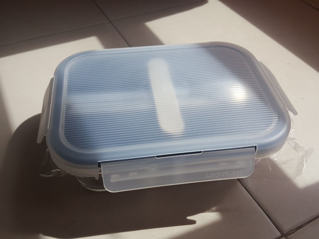 Nhìn hộp cơm chắc chắn ngày mai tui thấy ngon cơm rồi đó :)) nhìn sạch sẽ tăng cảm giác kích thích gê. tui để kế cái đồng hồ để mấy bạn hình dung được cái hộp cơm bự như thế nào. thật tình nặng hơn mấy hộp cơm bình thường vì nó là hai hộp nhập một mà, nhưng không nặng tay như cái hộp ba ngăn cùng lúc đâu, độ nặng này chấp nhận được. một bên đựng cơm, bên đựng canh, cái muỗng giúp cho bọn cái gái tụi mình ăn uống thùy mị hơn :3 đũa ống tròn gắp đâu dính đó ngay và liền luôn. Nói chung đáng mua lắm sau bao ngày canh sale locknlock ở siêu thị. dòng này bên ngoài không thấy bán đâu. mấy bạn đừng đợi như mình nữa ????? Thật !!!
