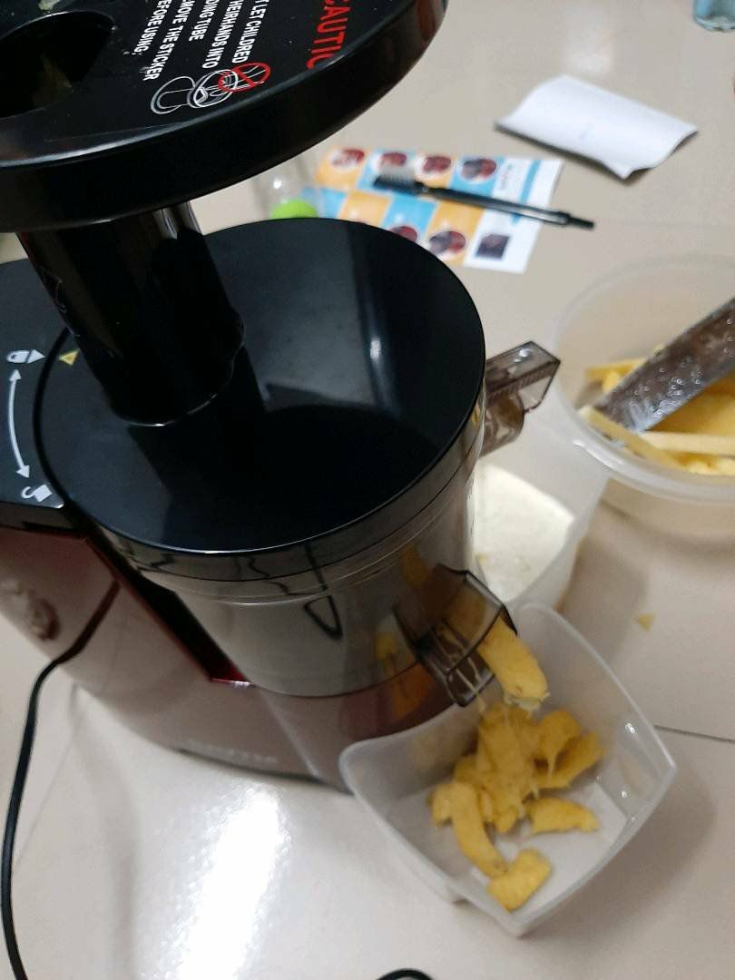 Ép nước nhiều, bã khô. Máy êm. Mới đầu tháo ra ko biết lắp lại. Mãi mới lắp dc và ép thành công (lắp đúng theo mũi tên là máy hoạt động được, có hướng dẫn trên youtube luôn). Nên mua nhé mn