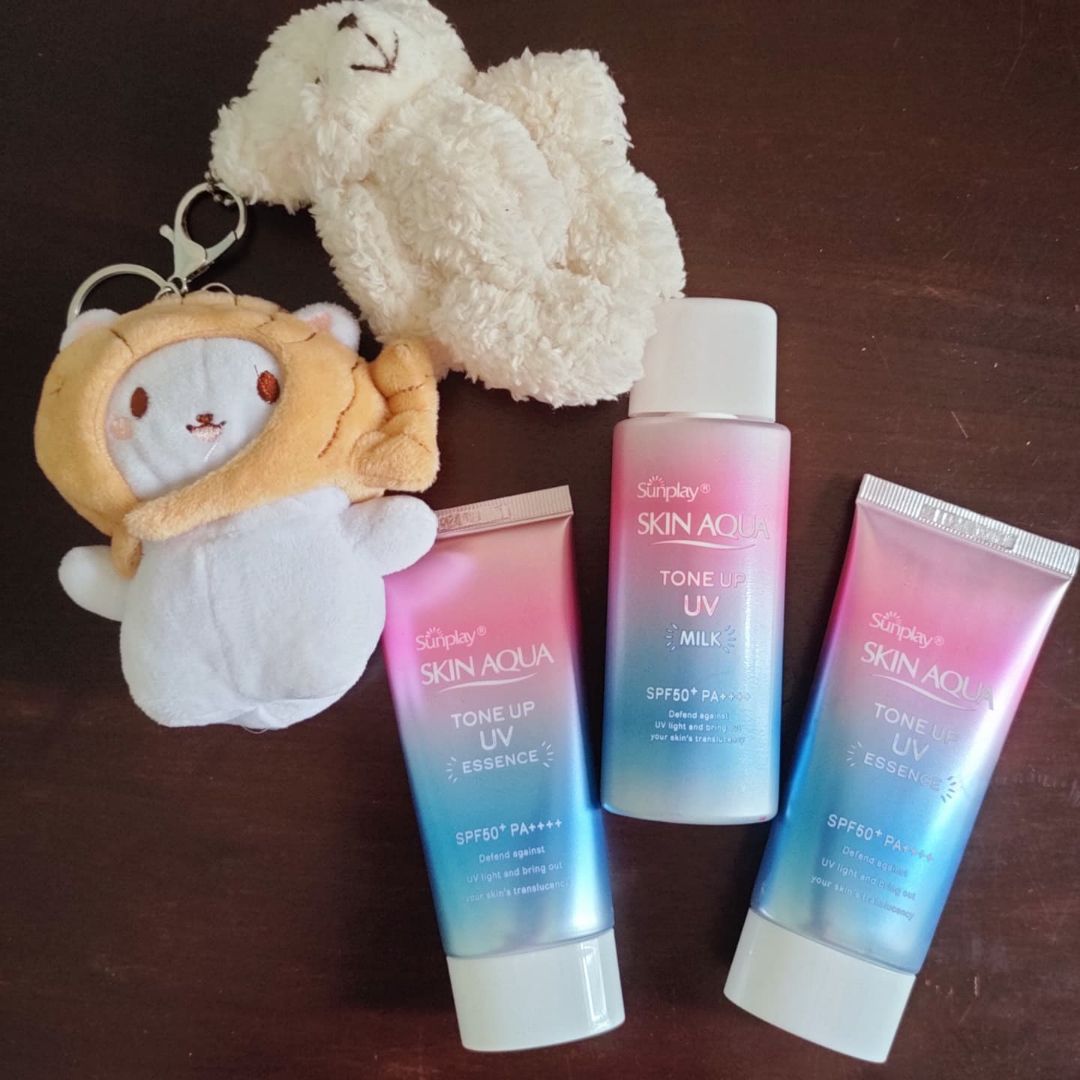 😇Chất lượng sản phẩm :
    Với chất gel mỏng nhẹ, dễ thấm, hôm nào vội, mình chỉ cần apply 30s là đã có thể đi ra ngoài đường luôn r. 🥰Không hề bết rít hay nhờn đâu nhé. 
    
   Em này có khả năng nâng tông da nhẹ nhàng. Bạn nào đi học thì chỉ cần 1 lớp này là đã sáng bừng gương mặt rùi á. 🎁Thêm chút son là tự tin liền. Còn bạn nào có makeup thì có thể dùng như 1 lớp kem lót nâng tông, giúp nền không bị trơn trượt hay mốc nè🎯
   
   Chỉ số chống nắng chuẩn: SPF50+, PA++++, bảo vệ da tối ưu, làm da không bị đen sạm, tàn nhang nhé💄

🎊Chất lượng dịch vụ :
      Ta nói, Tiki giao siêu nhanh, hú hồn luôn á. Mình đặt lúc Sì Gòn đang còn giãn cách, đặt hàng online mãi không thấy giao. 😱Vậy mà bỗng dưng 2 ngày sau, anh shipper quen đã hú xuống lấy. U là trời, nó mừng như crush mới tỏ tình á. App thân thiện, dễ dùng, giao diện xanh tươi, phù hợp với con dân Song Tử như mình 🎊