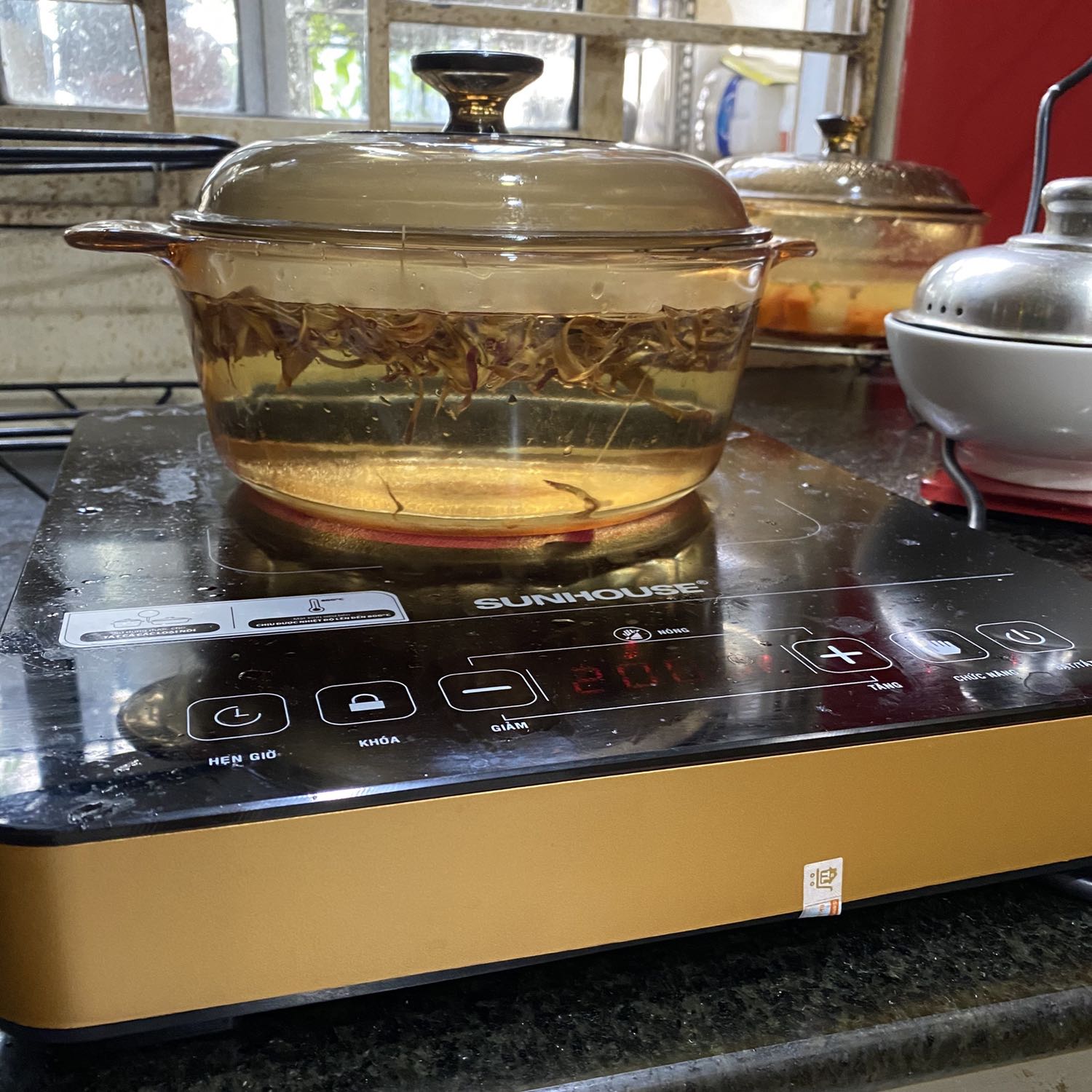 Bếp làm nóng nhanh, nhưng có nút cảm ứng không được nhạy, phải bấm giữ lâu mới nhận. Quạt gió của bếp cũng ồn hơn bếp cũ Qhome ở nhà Bếp làm nóng nhanh, nhưng có nút cảm ứng không được nhạy, phải bấm giữ lâu mới nhận. Quạt gió của bếp cũng ồn hơn bếp cũ Qhome ở nhà