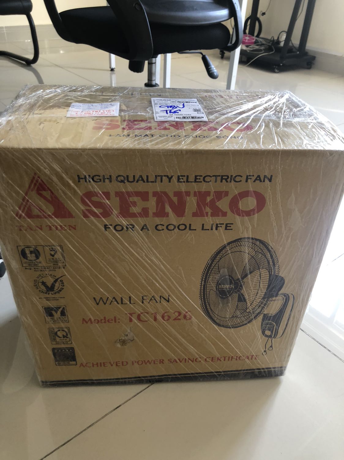 Quạt đẹp màu xanh rất bắt mắt, công suất lớn, rất mát. Giao hàng nhanh. Lắp rất dễ dàng. Quạt cao phù hợp phòng rộng